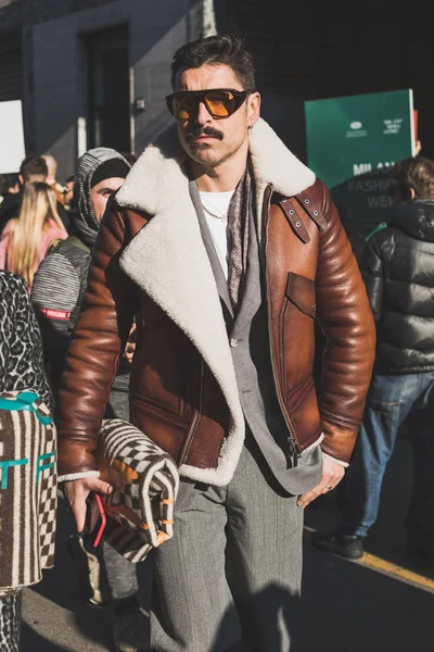 Milan Erkekler Moda Haftası 'nda şık bir adam. — Stok fotoğraf