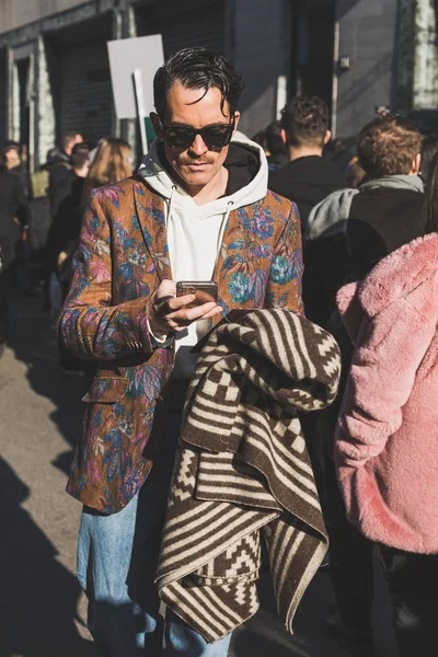 Modieuze man tijdens de Milaan Men 's Fashion Week — Stockfoto