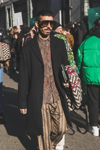 Μοντέρνος άνθρωπος κατά τη διάρκεια της εβδομάδας μόδας των ανδρών στο Μιλάνο — Φωτογραφία Αρχείου
