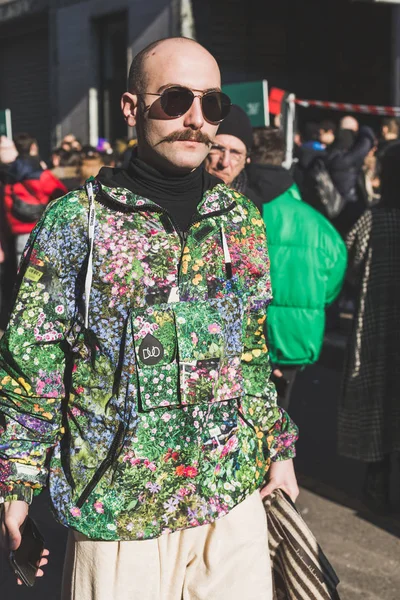 Модный мужчина на Неделе моды в Милане — стоковое фото