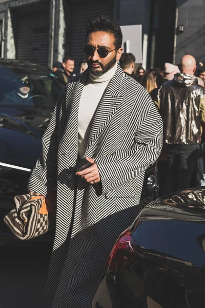 El hombre a la moda durante la Semana de la Moda de Milán Hombres —  Fotos de Stock