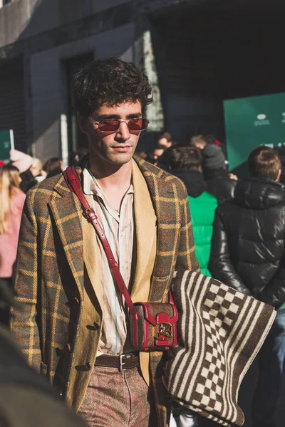 El hombre a la moda durante la Semana de la Moda de Milán Hombres —  Fotos de Stock