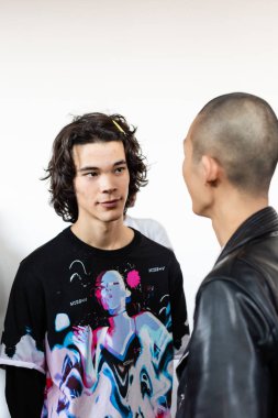 Milan Erkekler Moda Haftası 'nda kuliste manken.