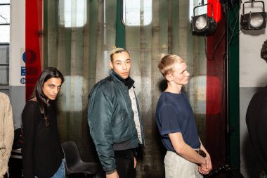 Milan Erkekler Moda Haftası 'nda kuliste mankenler