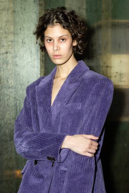 Milan Erkekler Moda Haftası 'nda kuliste manken.