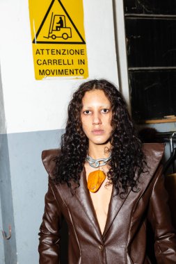 Milan Erkekler Moda Haftası 'nda kuliste manken.