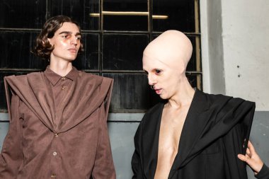 Milan Erkekler Moda Haftası 'nda kuliste mankenler