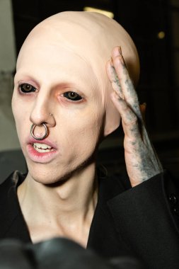 Milan Erkekler Moda Haftası 'nda kuliste manken.