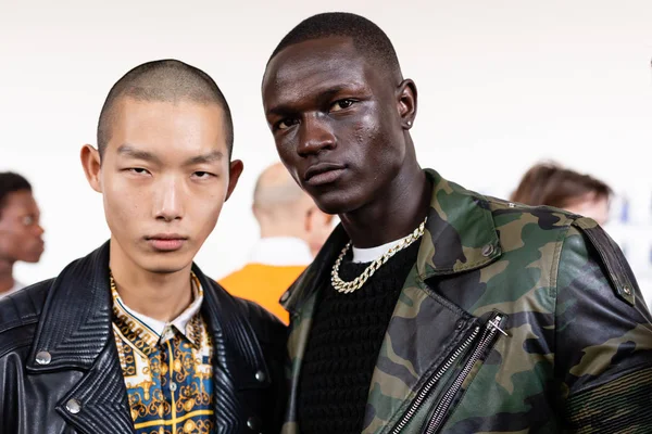 Modelos en el backstage durante Milan Men 's Fashion Week — Foto de Stock