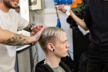 Milan Erkekler Moda Haftası 'nda kuliste manken.