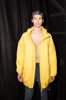 Milan Erkekler Moda Haftası 'nda kuliste manken.