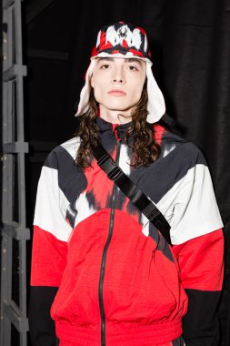 Milan Erkekler Moda Haftası 'nda kuliste manken.