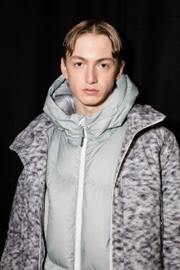 Milan Erkekler Moda Haftası 'nda kuliste manken.