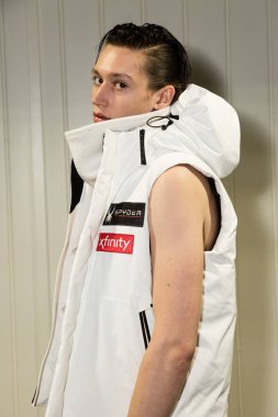 Milan Erkekler Moda Haftası 'nda kuliste manken.