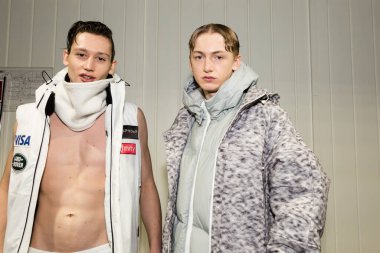 Milan Erkekler Moda Haftası 'nda kuliste mankenler