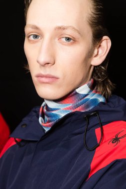 Milan Erkekler Moda Haftası 'nda kuliste manken.