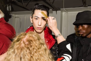 Milan Erkekler Moda Haftası 'nda kuliste manken.