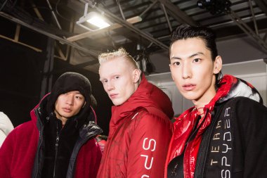 Milan Erkekler Moda Haftası 'nda kuliste mankenler