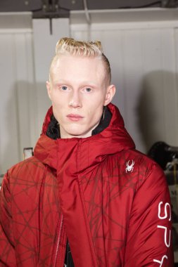 Milan Erkekler Moda Haftası 'nda kuliste manken.