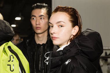 Milan Erkekler Moda Haftası 'nda kuliste manken.