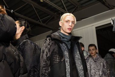 Milan Erkekler Moda Haftası 'nda kuliste manken.