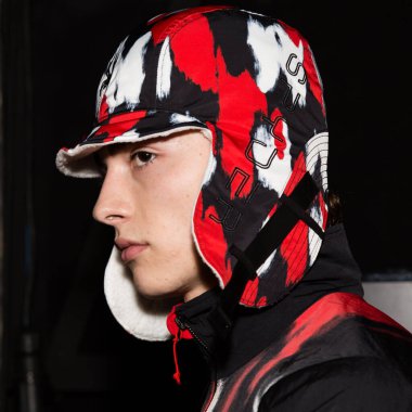 Milan Erkekler Moda Haftası 'nda kuliste manken.