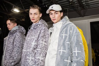 Milan Erkekler Moda Haftası 'nda kuliste mankenler