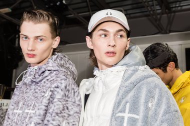 Milan Erkekler Moda Haftası 'nda kuliste mankenler