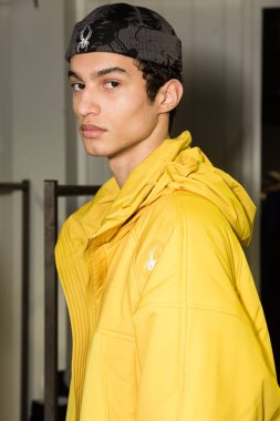 Milan Erkekler Moda Haftası 'nda kuliste manken.