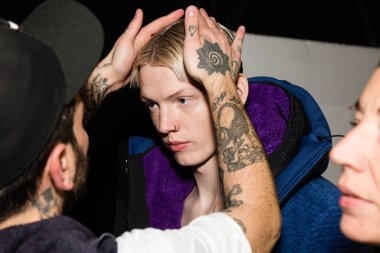 Milan Erkekler Moda Haftası 'nda kuliste manken.