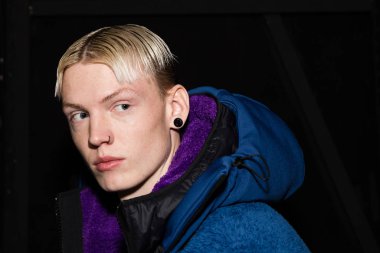 Milan Erkekler Moda Haftası 'nda kuliste manken.