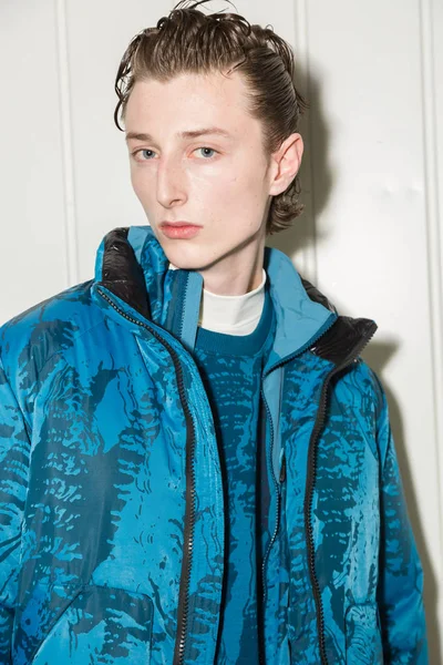 Model in the backstage during Milan Men's Fashion Week — Stock Photo, Image