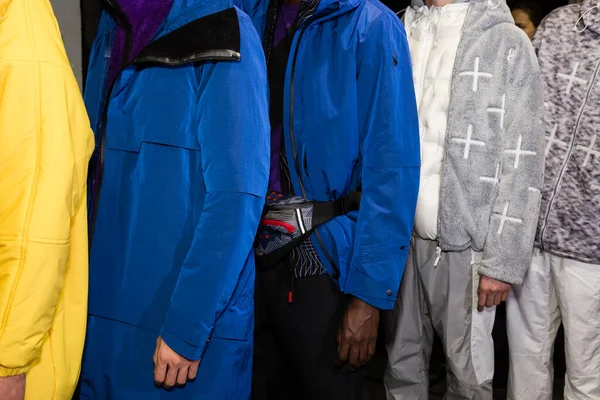 Modelos en el backstage durante Milan Men 's Fashion Week — Foto de Stock