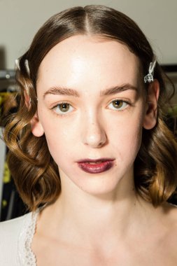 Milan, İtalya - 21 Şubat 2020 'de Milano Kadın Moda Haftası sırasında Budapeşte' den hemen önce sahne arkasında muhteşem bir model poz verdi.