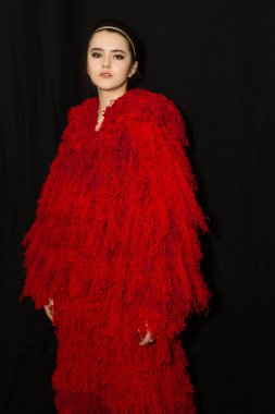 Milan, İtalya - 21 Şubat 2020 'de Milano Kadın Moda Haftası sırasında Budapeşte' den hemen önce sahne arkasında muhteşem bir model poz verdi.