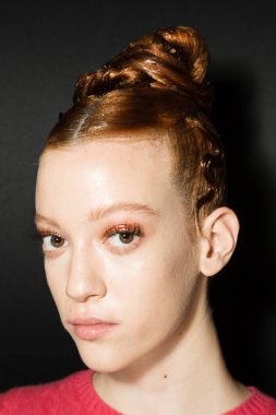 Milan, İtalya - 22 Şubat 2020 'de Milano Kadın Moda Haftası' nda Cividini gösterisinden hemen önce muhteşem bir model sahne arkasında poz verdi.