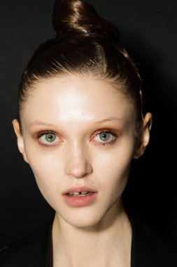 Milan, İtalya - 22 Şubat 2020 'de Milano Kadın Moda Haftası' nda Cividini gösterisinden hemen önce muhteşem bir model sahne arkasında poz verdi.