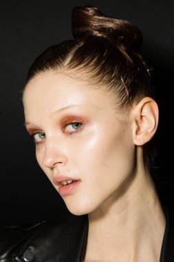 Milan, İtalya - 22 Şubat 2020 'de Milano Kadın Moda Haftası' nda Cividini gösterisinden hemen önce muhteşem bir model sahne arkasında poz verdi.