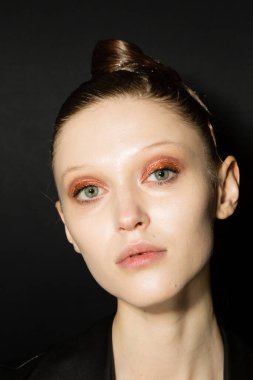 Milan, İtalya - 22 Şubat 2020 'de Milano Kadın Moda Haftası' nda Cividini gösterisinden hemen önce muhteşem bir model sahne arkasında poz verdi.