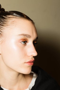 Milan, İtalya - 22 Şubat 2020 'de Milano Kadın Moda Haftası' nda Cividini gösterisinden hemen önce muhteşem bir model sahne arkasında poz verdi.