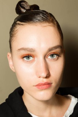 Milan, İtalya - 22 Şubat 2020 'de Milano Kadın Moda Haftası' nda Cividini gösterisinden hemen önce muhteşem bir model sahne arkasında poz verdi.