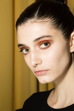 Milan, İtalya - 22 Şubat 2020 'de Milano Kadın Moda Haftası' nda Cividini gösterisinden hemen önce muhteşem bir model sahne arkasında poz verdi.