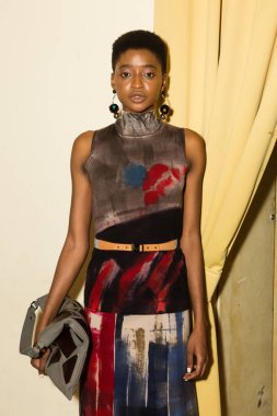 Milan, İtalya - 22 Şubat 2020 'de Milano Kadın Moda Haftası' nda Cividini gösterisinden hemen önce muhteşem bir model sahne arkasında poz verdi.