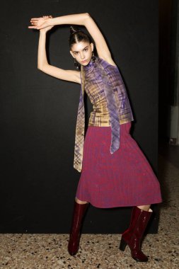 Milan, İtalya - 22 Şubat 2020 'de Milano Kadın Moda Haftası' nda Cividini gösterisinden hemen önce muhteşem bir model sahne arkasında poz verdi.