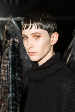 Milan, İtalya - 22 Şubat 2020 'de Milano Kadın Moda Haftası' nda Cividini gösterisinden hemen önce muhteşem bir model sahne arkasında poz verdi.