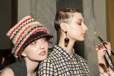 Milan, İtalya - 22 Şubat 2020 'de Milano Kadın Moda Haftası' nda Cividini gösterisinden hemen önce sahne arkasında muhteşem modeller poz verdi.