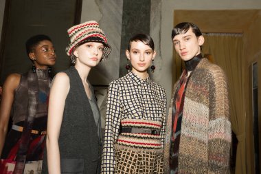 Milan, İtalya - 22 Şubat 2020 'de Milano Kadın Moda Haftası' nda Cividini gösterisinden hemen önce sahne arkasında muhteşem modeller poz verdi.