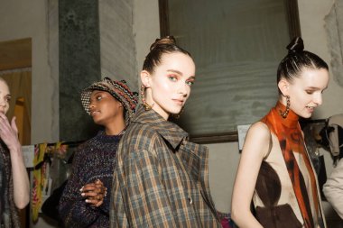 Milan, İtalya - 22 Şubat 2020 'de Milano Kadın Moda Haftası' nda Cividini gösterisinden hemen önce sahne arkasında muhteşem modeller poz verdi.