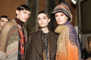 Milan, İtalya - 22 Şubat 2020 'de Milano Kadın Moda Haftası' nda Cividini gösterisinden hemen önce sahne arkasında muhteşem modeller poz verdi.