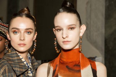 Milan, İtalya - 22 Şubat 2020 'de Milano Kadın Moda Haftası' nda Cividini gösterisinden hemen önce sahne arkasında muhteşem modeller poz verdi.